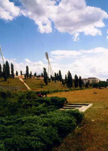 Blick ber dem Mauerpark zur Flutlichtanlage im Jahn-Sportpark