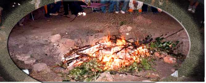 In gemtlicher Runde um ein Lagerfeuer sitzen