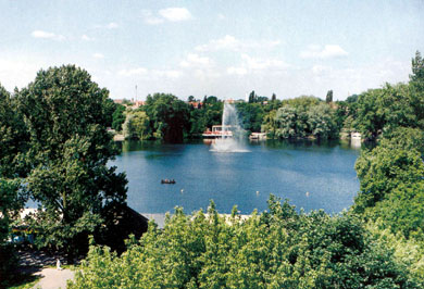 Charakteristikum des Weien See: die Fontne in der Seemitte: Sauerstoffquelle fr den See