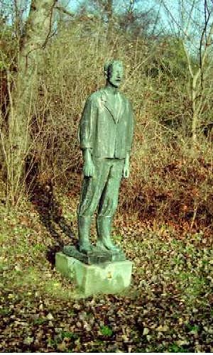 Das Denkmal Arbeiter: stehender Mann mit hochgekrempelten rmeln